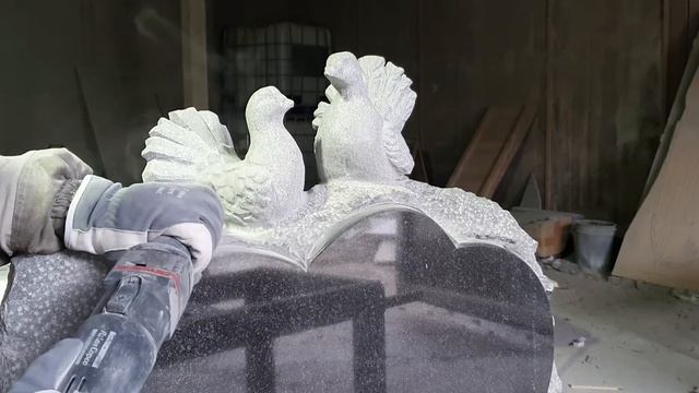 Голубь из гранита. Резьба голубка из камня. Скульптура голубей. #мастерскаяпокамню #скульптор_а
