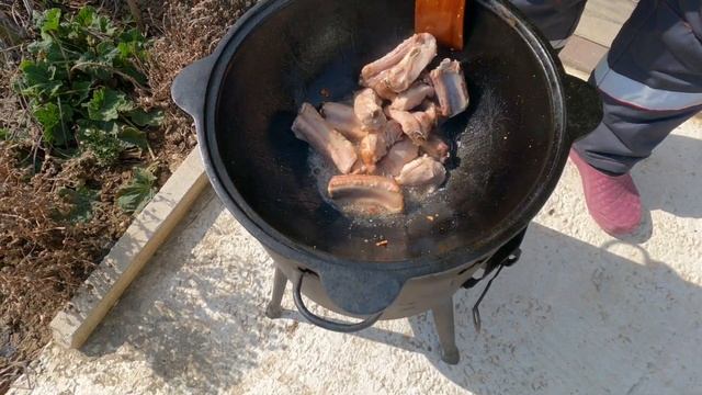 Свиные рёбрышки с картошкой по-деревенски смотреть онлайн