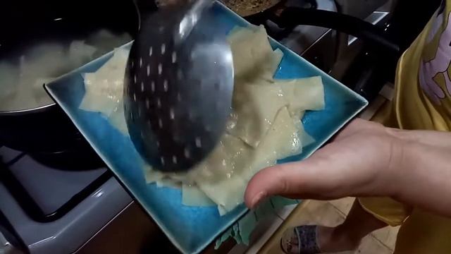Мама готовит домашний Xəngəl (хинкал)?
