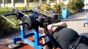 Жим на уличном тренажере.