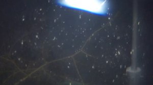 А снег идёт снег идёт по щекам моим бьёт, бьёт. Болею очень температурен, стою и жду тебя как дурен