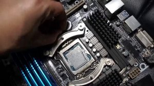 ? ASUS Gryphon Z97 Armor Edition замена батарейки на редкой материнской плате (battery replacement)