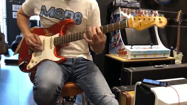 Fender Custom Shop Supreme Stratocaster Heavy Relic in SFA Candy Apple Red смотреть онлайн