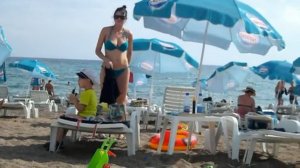 Секси Девушка на пляже надевает купальник