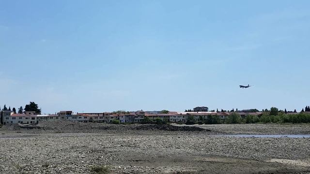 Самолеты над гипером со стороны Мзымты | Жизнь в Адлере