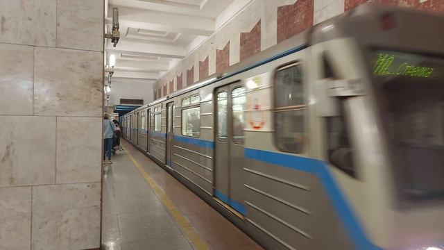 Прибытие поезда на станцию Московская Нижегородского метрополитена смотреть онлайн