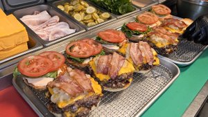 Лучшие японские чизбургеры в американском стиле. Японский стритфуд.
