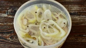 Маринованная скумбрия с луком и уксусом