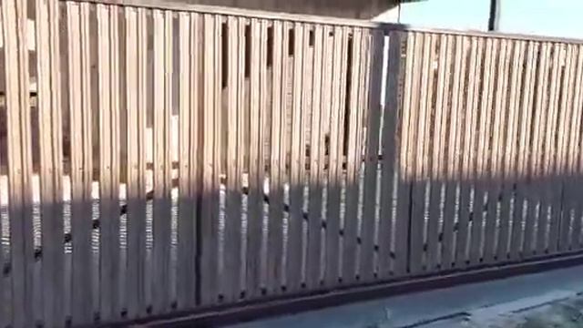 Видео-отзыв (забор на винтовых сваях, откатные ворота, калитка, навес, гаражные ворота)