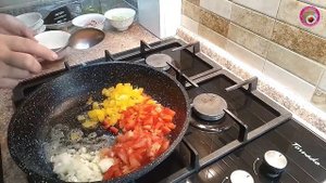 Завтрак из яиц и сосиски с овощами. Яичные маффины формочках в духовке.