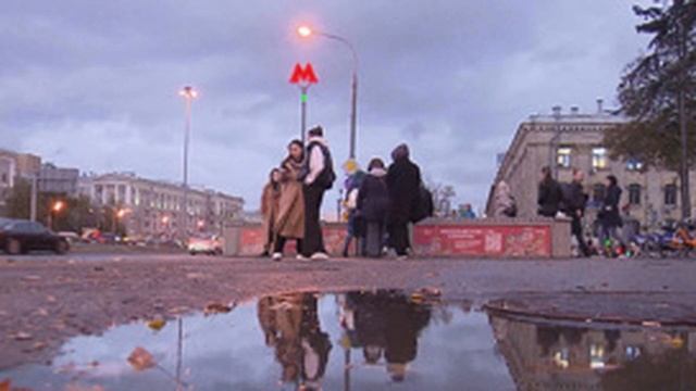 Из-за погоды в Москве остановили колесо обозрения смотреть онлайн