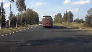 автобус едет боком