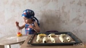 Максику 2,4 печет круассаны со смородиной