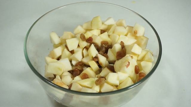 Пирог с яблоками и изюмом. Вкусно и просто.
