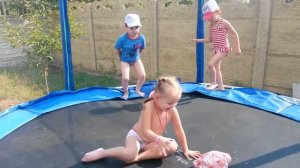 Miss Lera jumping on a trampoline Дети прыгают на батуте