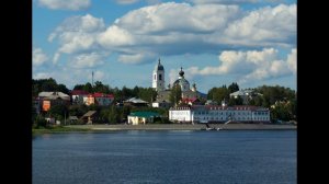 г. Мышкин с высоты, пролет над центром города, набережной, рекой Волга.