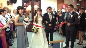 Весело встретили гости жениха и невесту в ресторане