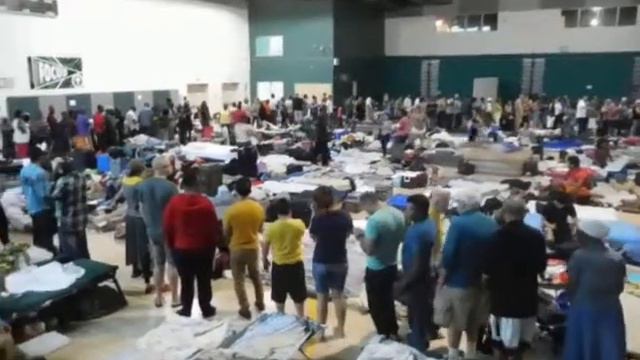Очередь за обедом в убежище Майами, во время урагана Ирма. смотреть онлайн