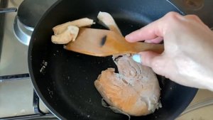 Жарю лосось на сковороде iCook без масла