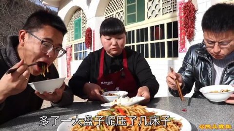 【陕北霞姐】霞姐教你陕北版“炒面”,先煮后炒,配着大蒜弟弟连吃四碗!太过瘾!