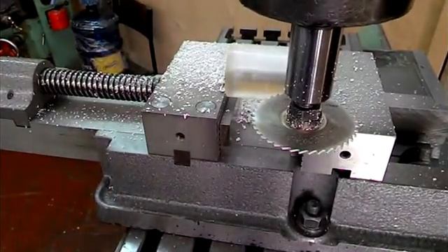 Резание оргстекла дисковой фрезой смотреть онлайн