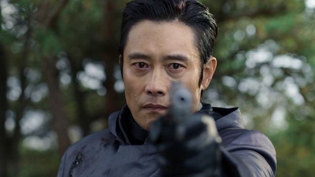 Игра в кальмара 1 сезон 8 серия Ведущий