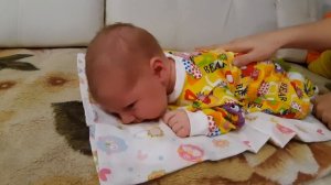 Малыш. 2 недели. лежит на животике