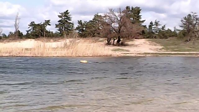 Харьковский кораблик для рыбалки Хаккер скачет по волне смотреть онлайн