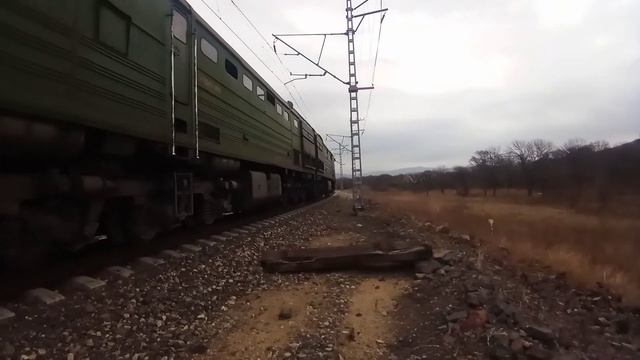 Весенний "Фантомас". Тепловоз 2ТЭ10МК-3028 с приветливой бригадой следует резервом смотреть онлайн