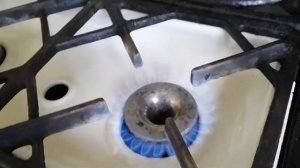 Газ горит. кухонная плита