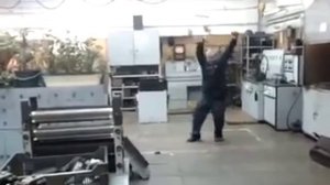 Токарь жгет у станка на заводе!Приколы на работе!