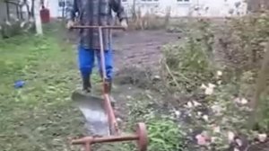 Обработка огородов самодельными приспособлениями. (Часть 3) Плуг для оранки лебедкой