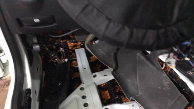 Mercedes-Benz E-300 W212 шумоизоляция хорошая, но сделал ещё лучше. Комфорта много не бывает