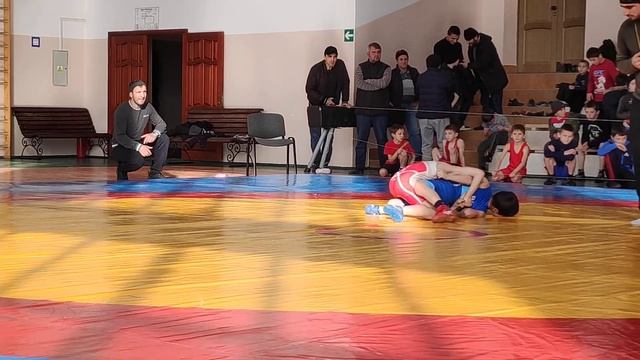 Детский турнир в Ботлих.Давудов Ибрагим (Шамиль-й) -Гираев Гаджимурад (Цумада). Квалификация 25 кг. смотреть онлайн