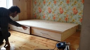 Кровать самодельная с ящиками.