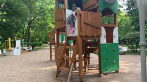 Линда катается с горки в Питере