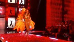 Супермодель Жизель Бюндхен на подиуме (VS)