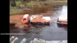 колонна переезжаем реку, грузовики КамАЗ.