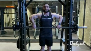 Протяжка в тренажере  Смита широким хватом