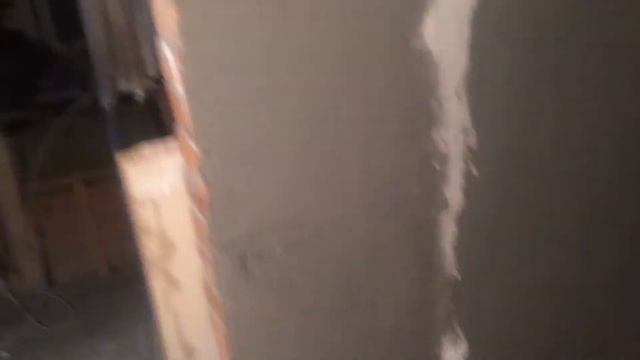 Шпаклевка стен в большой комнате.