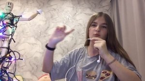 *Украшаю комнату к НГ*