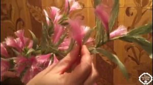 Прекрасная ветка из распущенной атласной ленты