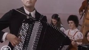 На арене. Виктор Гридин играет на гридинском баяне)