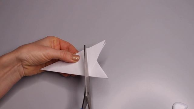 DIY Как вырезать очень простую снежинку из бумаги. Новогодние поделки из бумаги своими руками. смотреть онлайн