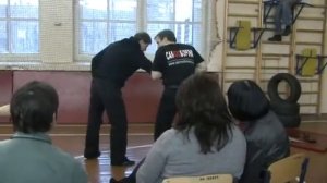 Действия против нападающего с электрошокером