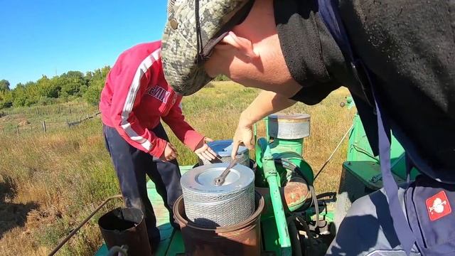 Заканчиваю ремонт и едем молотить ячмень. Один день с помощником. смотреть онлайн