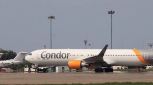 Аэропорт Алматы. Самолеты и самолеты. Май 2020.