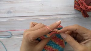 Как связать шапочку с завязками крючком.