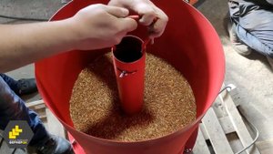 Работа зернодробилки Лидер 2,2 кВт с конусообразным дном.