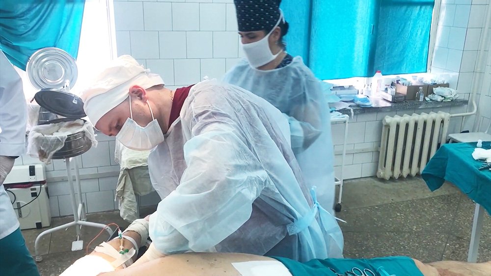 Российские врачи спасли жителя Изюма, который прикрывал собой детей-сирот / События